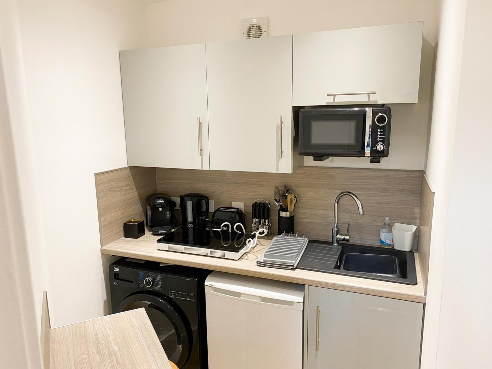 Glades Lovely Self Contained Apartment-studio In Super South West Location By Staystaycations