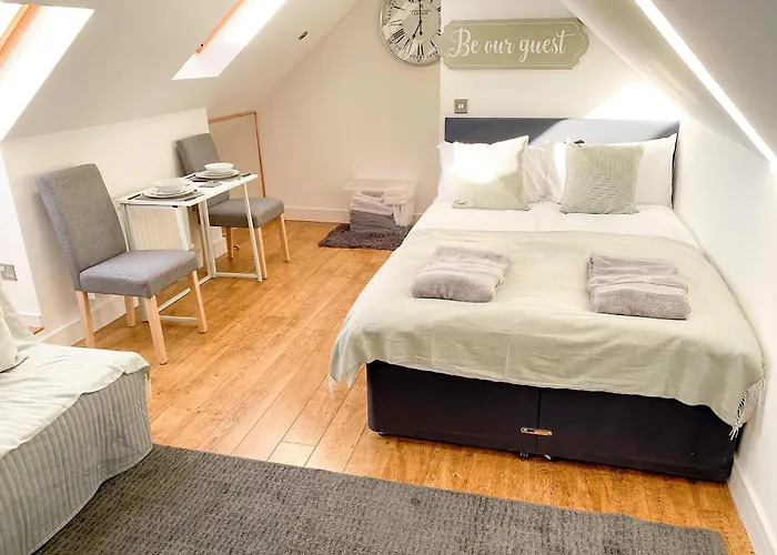 Green Glades Lovely Self Contained Apartment-Studio In Super South West Location By Staystaycations