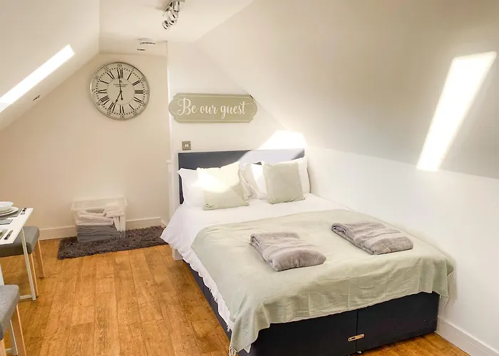 Green Glades Lovely Self Contained Apartment-Studio In Super South West Location By Staystaycations