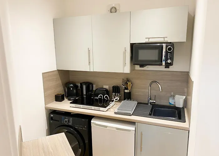 Green Glades Lovely Self Contained Apartment-Studio In Super South West Location By Staystaycations