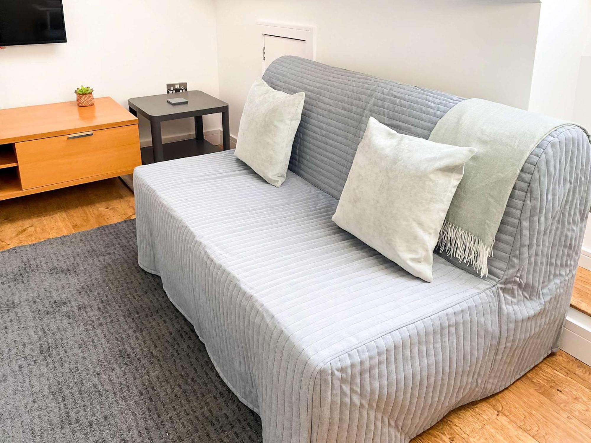Apartment Glades Lovely Self Contained Apartment-studio In Super South West Location By Staystaycations *