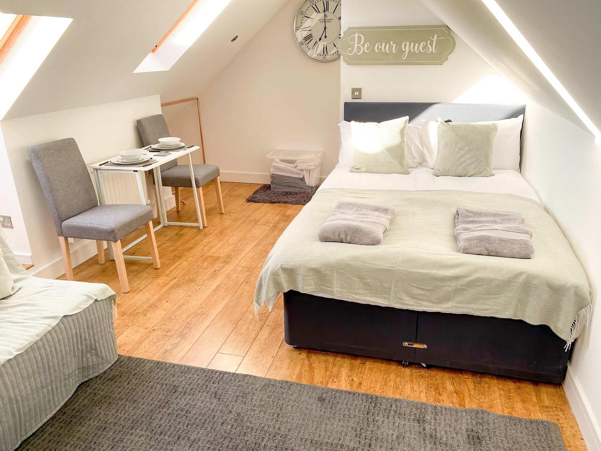 Glades Lovely Self Contained Apartment-studio In Super South West Location By Staystaycations