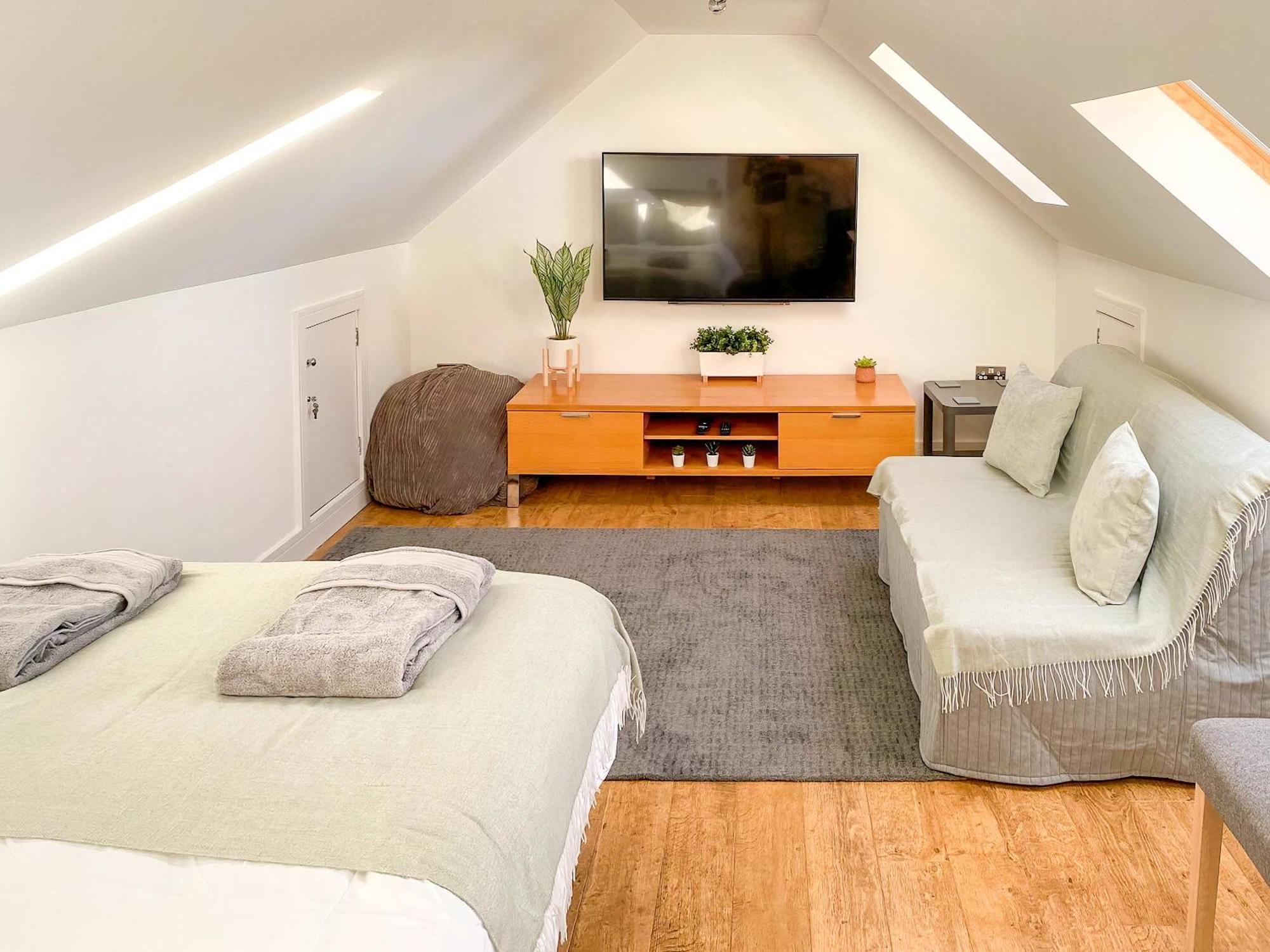 Apartment Glades Lovely Self Contained Apartment-studio In Super South West Location By Staystaycations