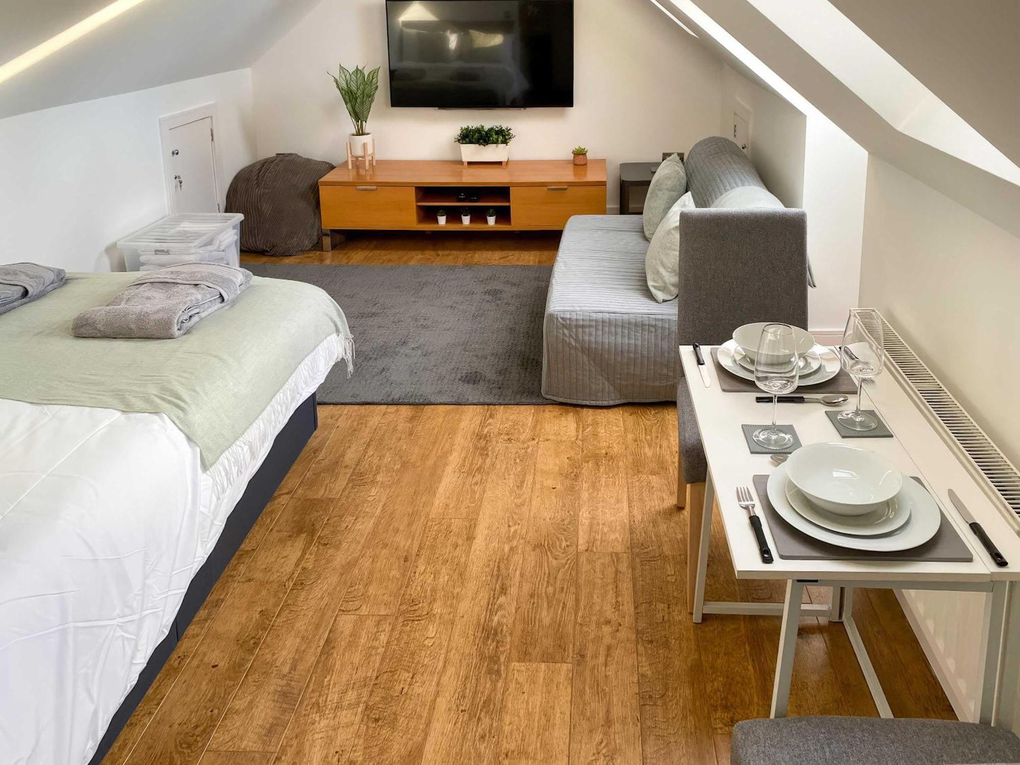 Glades Lovely Self Contained Apartment-studio In Super South West Location By Staystaycations *