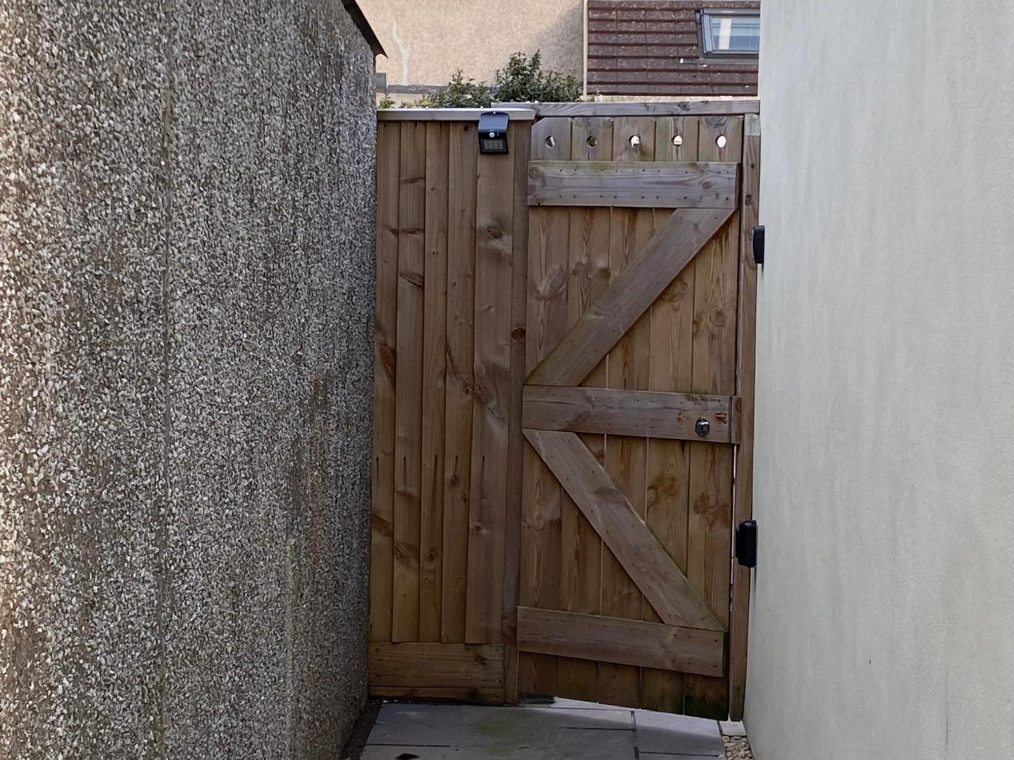 Glades Lovely Self Contained Apartment-studio In Super South West Location By Staystaycations Apartment